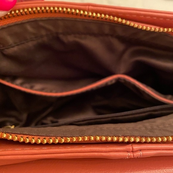 EASTSIDE VEGAN LEATHER CROSSBODY BAG IN ROSE COLOUR WITH HANDLE AND STRAP - Picture 9 of 16